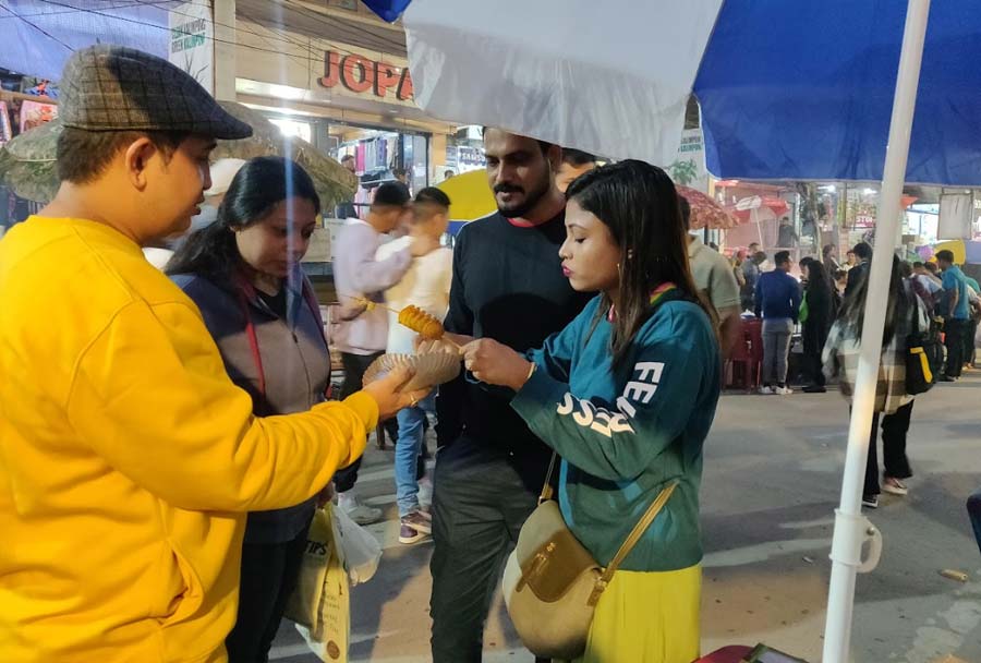 Tourists from Bengal were spotted enjoying the treats that the Kalimpong Street Festival had to offer. “We arrived in Kalimpong today and heard about the Street Festival, so we had to be here,” said Aritrika Palta from Konnagar, tucking into a Potato Tornado. “It looks and tastes like a tornado, too!” she laughed