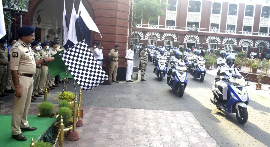 DARE WITH FLAIR: Kolkata police commissioner Vineet Kumar Goyal flags off  the new members of Winners- an all-women team of Kolkata police- who were officially inducted into the group at Lalbazar on Wednesday, May 18