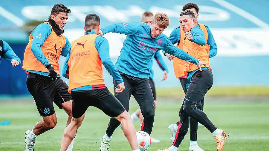 Manchester City’s Kevin De Bruyne (centre) tries to weave through as teammates close in on the Belgian during a training session on Friday. 
