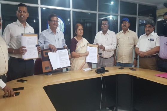 Ranchi University vice-chancellor Kamini Kumar with CyperPeace Foundation president Major Vineet Kumar (extreme left) and IETE Ranchi chairperson K.K. Thakur after signing of the agreement. 