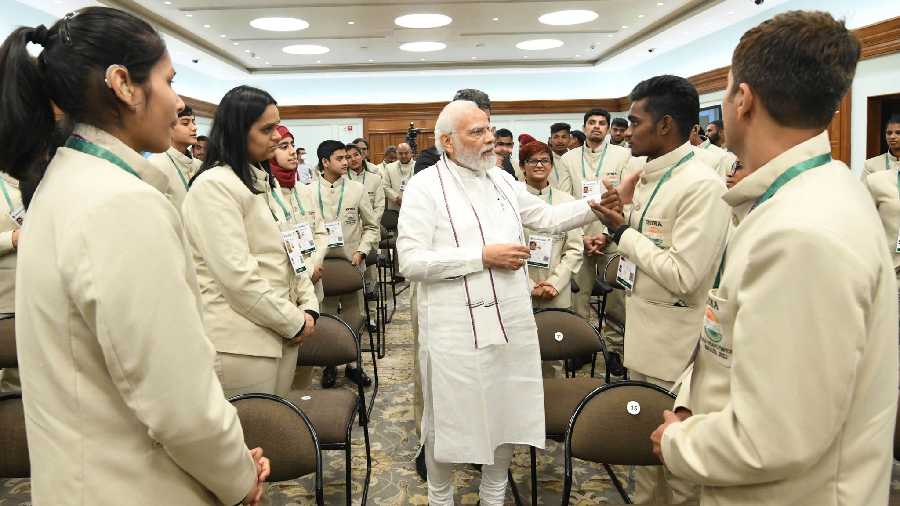 PM Modi met in person and interacted with the badminton squad