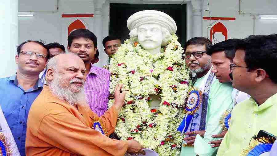  Shuvaprasanna garlanding a statue of Rammohan Roy on the occasion of his 250th birth anniversary at Radhanagar on Sunday.