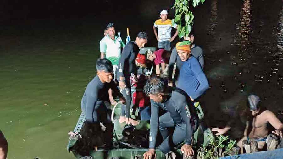 Rescuers at Rabindra Sarobar 