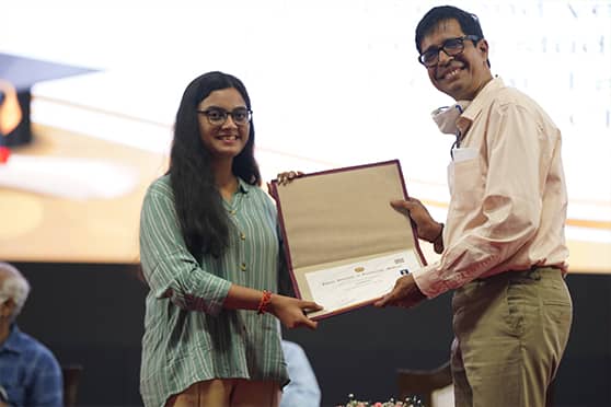 A BSc Degree Programme student receives provisional certificate from IIT Madras director V Kamakoti at ‘Paradox 2022’.