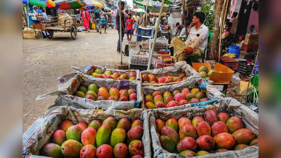 Mechua Bazar in Kolkata’s Burrabazar area is a well-known wholesale market for mangoes every season