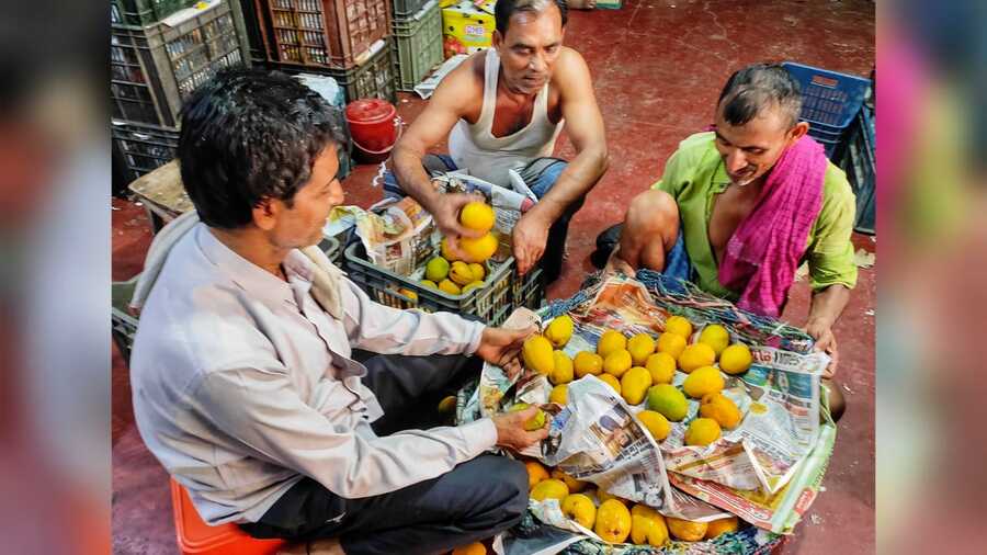 Mango vendors at Mechua Bazar