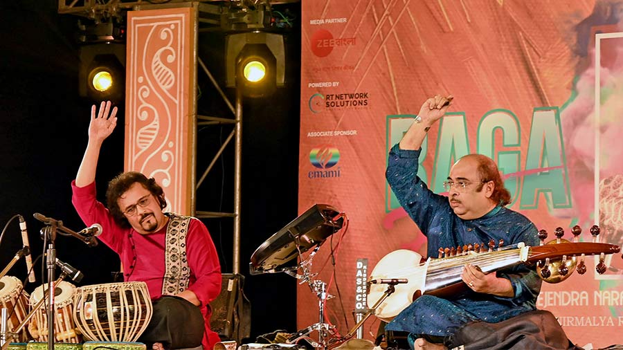 Bickram Ghosh and Tejendra Narayan Majumdar mesmerise with ‘Raga Fusion’ at Tolly Club