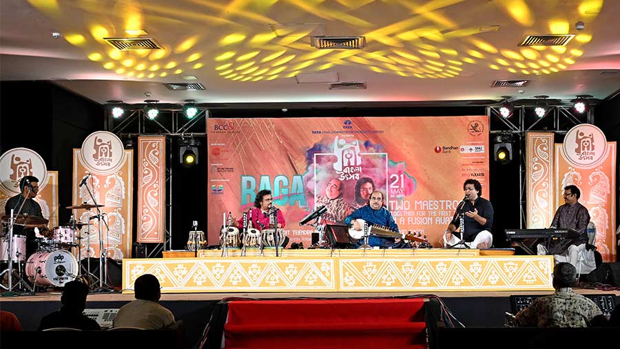 The duo were accompanied by Nirmalya Roy on vocals, Pulak Sarkar on keyboards and Satyajit Mukherjee on drums
