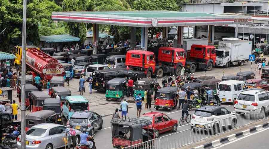 Lankans wait in queues for gas 