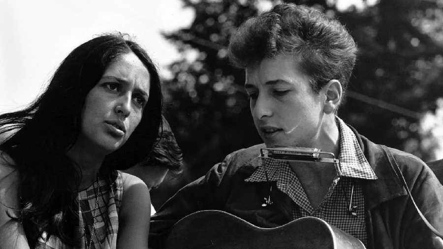 Folk singers Joan Baez and Bob Dylan perform during a civil rights rally, Aug. 28, 1963, in Washington
