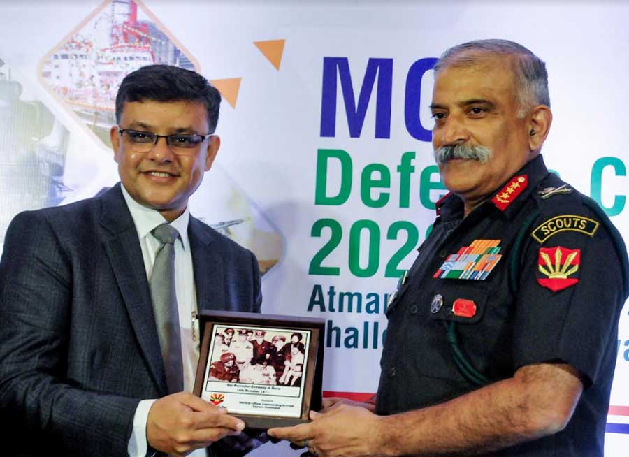 Lt Gen Rana Pratap Kalita, general officer commanding-in-chief, Eastern Command, presents a memento to Rishab C. Kothari, president, Merchants Chamber of Commerce & Industry (MCCI), during the MCCI Defence Conclave 2022 on Tuesday