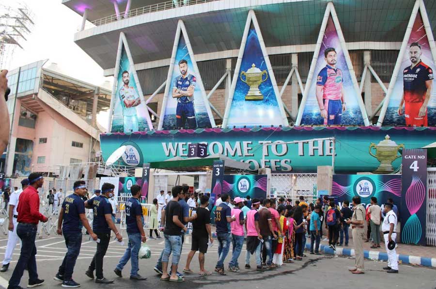 Spectators wait in line to enter the Eden Gardens for the first Qualifier match of the Indian Premier League 2022 between the Gujarat Titans and the Rajasthan Royals on Tuesday