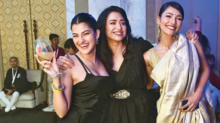 (L-R) Sanjana Banerjee, Sohini Sarkar and Susmita Chatterjee turned heads on the dance floor