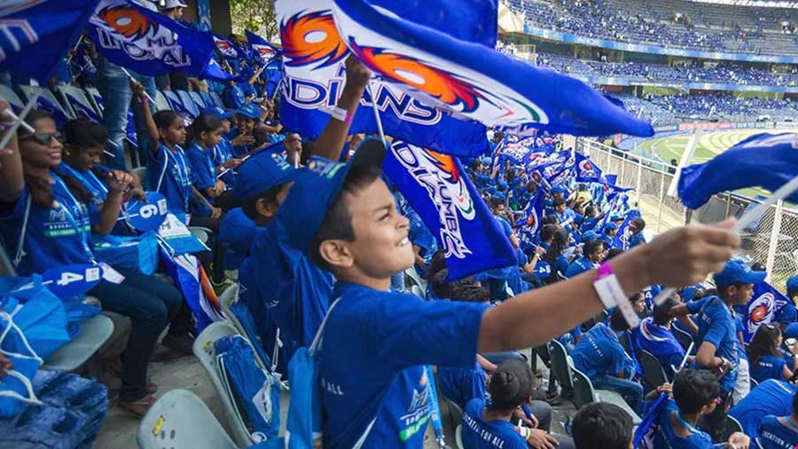 The MI fans joined in on the “RCB” chants against DC at the Wankhede