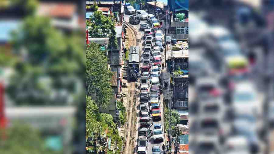 Tourist vehicles make a beeline to enter Darjeeling town.