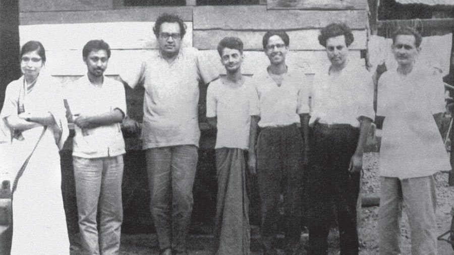In front of Majumdar’s Siliguri ancestral house. (L-R) Kumkum Bhattacharya, Nirmal Guha Roy (Little Theatre Group), Utpal Dutt, Charu Majumdar, Pabitra Sengupta (One of the first recruits of Charu Majumdar), Tapas Sen and Souren Bose (1967)