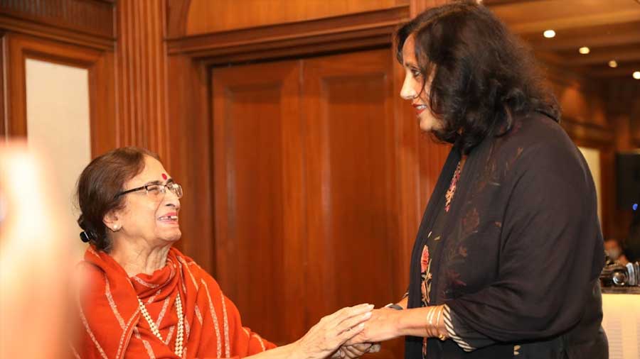 Tharoor Srinivasan being felicitated by Shamlu Dudeja