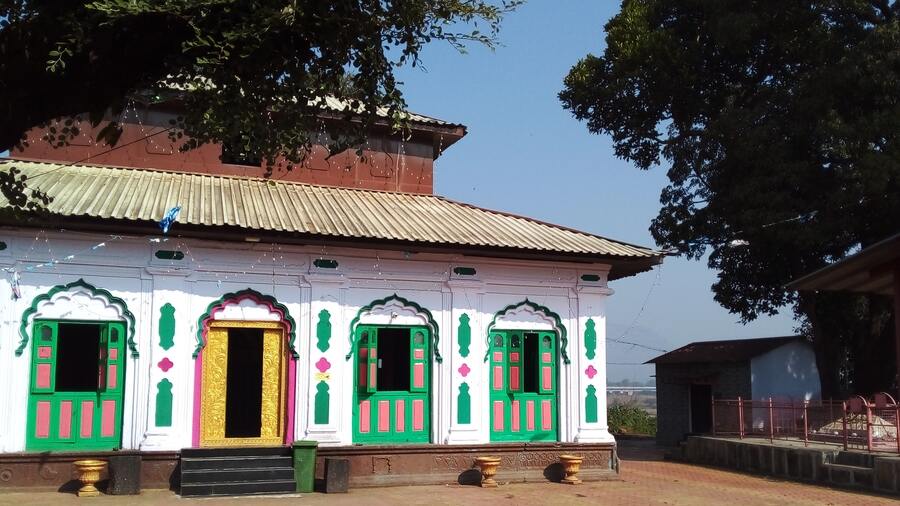 A view of the premises showing the dargah, Mazare Mubarak of Aai Sahab and Baba’s two closest Malang devotees