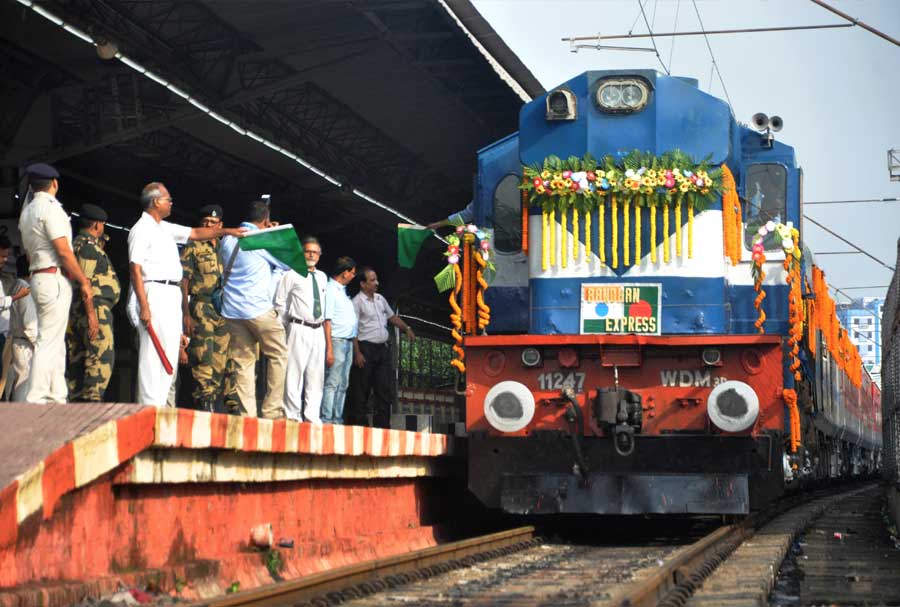 Indian Railways officials flag off Bandhan Express at Kolkata station on Sunday. Both Maitree Express and Bandhan Express resumed services on Sunday after a two-year gap due to the Covid-19 pandemic. Maitree Express connects Kolkata with Dhaka, and Bandhan Express runs from Kolkata to Khulna in Bangladesh