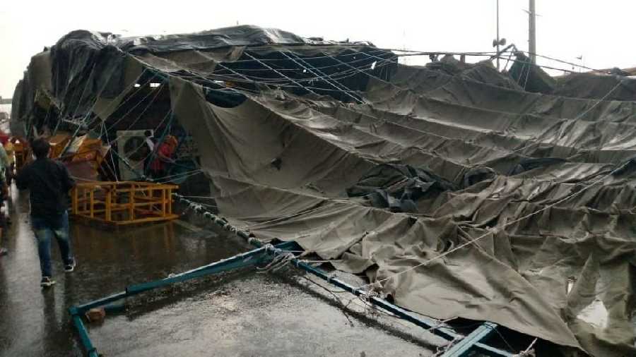 Storm and rain damage tents badly at Ghazipur border today evening