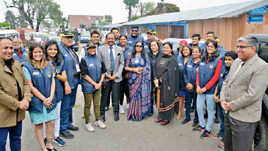 The participants of the women’s category with the GOC of the Sukhna-headquartered 33 Corps Lieutenant General Tarun Kumar Aich and his wife Saswati Aich and officials