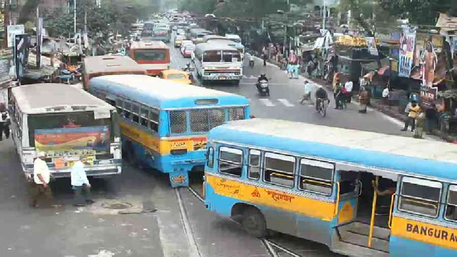 Shyambazar crossing: High pedestrian-vehicle interaction, Absence of the pedestrian signal, Absence of designated bus stop, Inaccessible zebra crossing