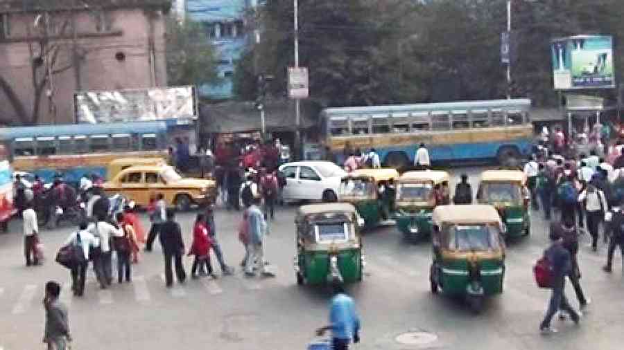 Sealdah Railway Station Road-Beleghata Road crossing: Absence of accessible zebra crossing, Encroachment of footpath, Lack of commuter facilities at the bus stop, Absence of pedestrian signal