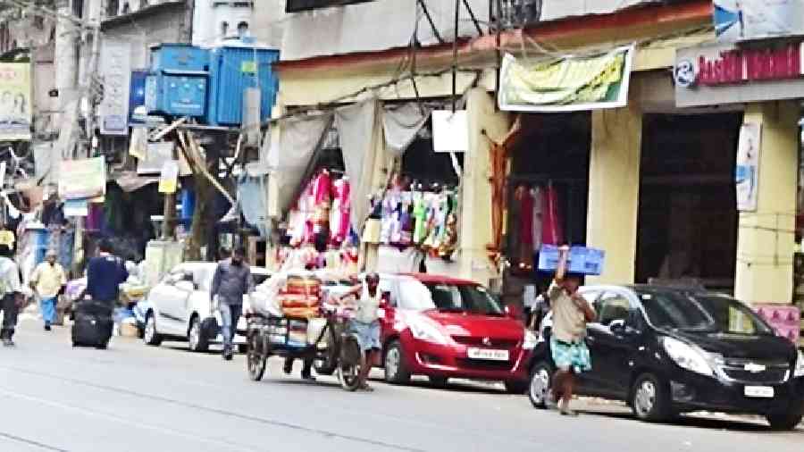 MG Road-Burrabazar Road intersection: Discontinuous pedestrian-marked crosswalk, Encroachment of footpath, Commercial hub, Pedestrian carrying overhead loads, High pedestrian-vehicle interaction