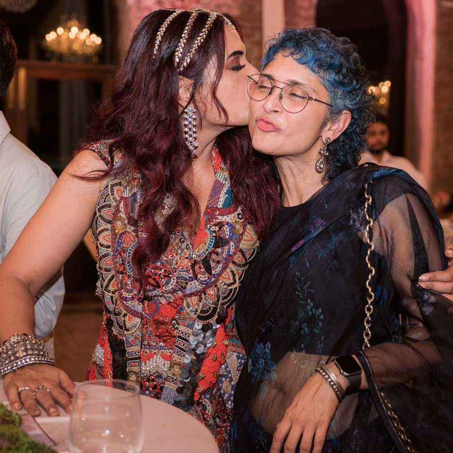 The bride, Richa Chadha, planted a kiss on Kiran Rao’s cheek at the glam wedding reception.