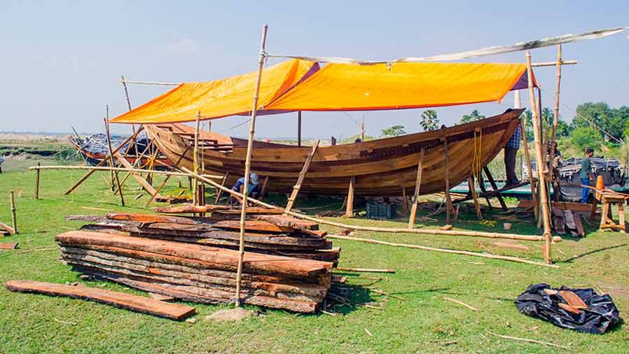 Boat-building in progress on the banks of Rupnarayan river