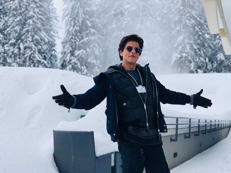 The Actor and The Signature Pose 🙌♥️ ° ° ° ° ° #shahrukhkhan𓀠  #shahrukhkhan #srk #shahrukh #kingkhan #srkians #srkfanclub... | Instagram