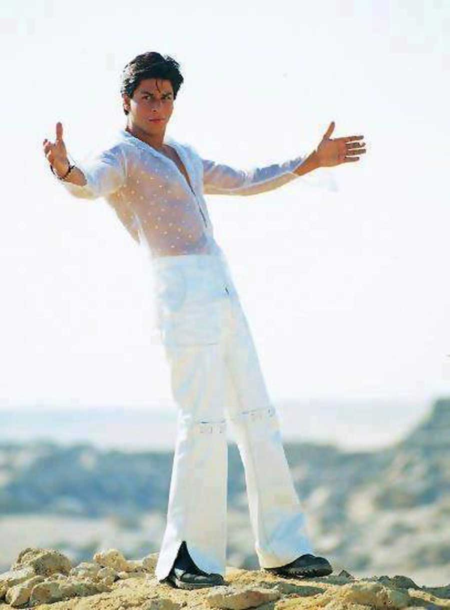 Shah Rukh Khan strikes 'Raees' pose at Mehboob Studio Photo