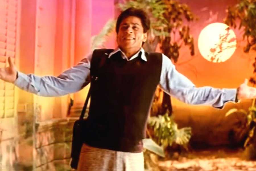 SRK Sings DDLJ Song: किंग खान ने गाया 'तुझे देखा तो ये जाना सनम...',  आइकॉनिक पोज देकर उड़ाए फैंस के होश | Shah Rukh Khan sings DDLJ Tujhe Dekha  tO Yeh Jaana
