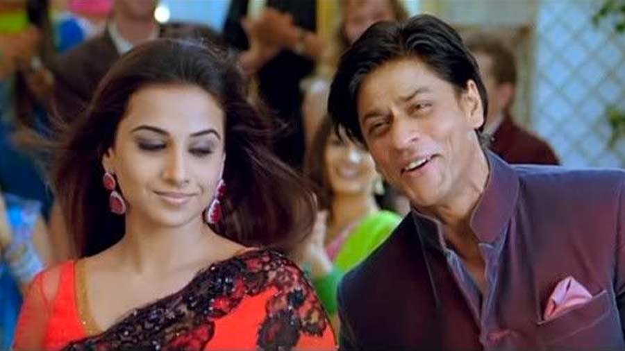 SRK's appearance in the song 'Mast Kalandar' from the 2007 film 'Heyy Baby' directed by Sajid Khan is not only iconic but also mesmerizing
