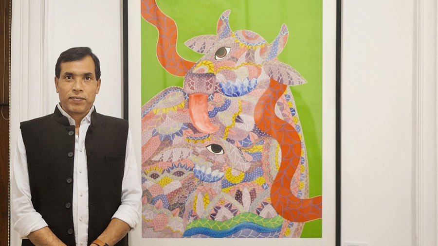 Venkat Raman Singh Shyam posing with his artwork
