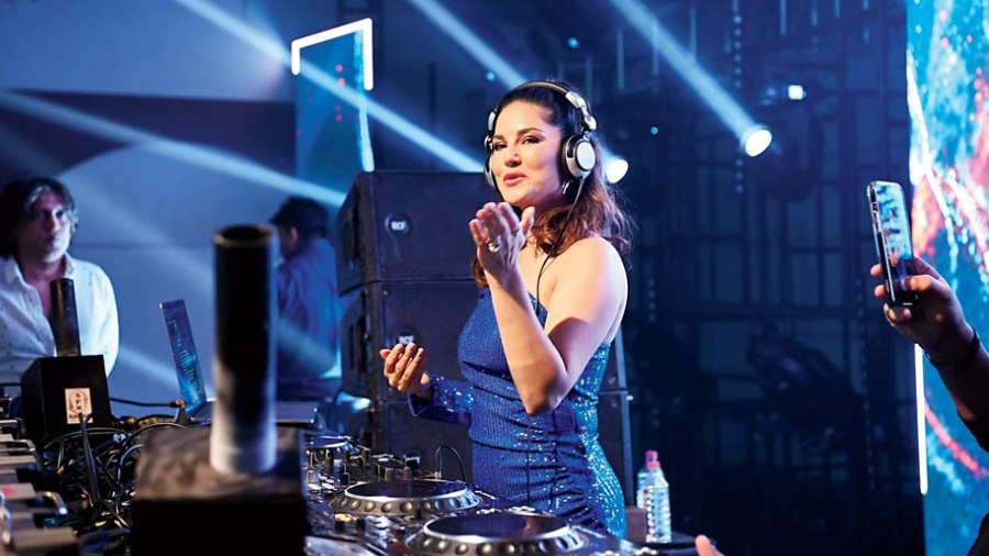 900px x 506px - Party | Actress Sunny Leone looked stunning in a short blue sequinned dress  as the Baby Doll turned DJ for the first time in Kolkata - Telegraph India