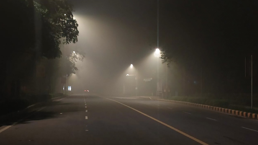A deserted road engulfed in a thick layer of smog, in New Delhi, Thursday morning, November 3, 2022.