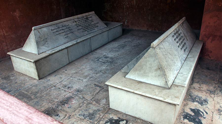 Graves of Sher Afghan and Qutubuddin Khan Koka