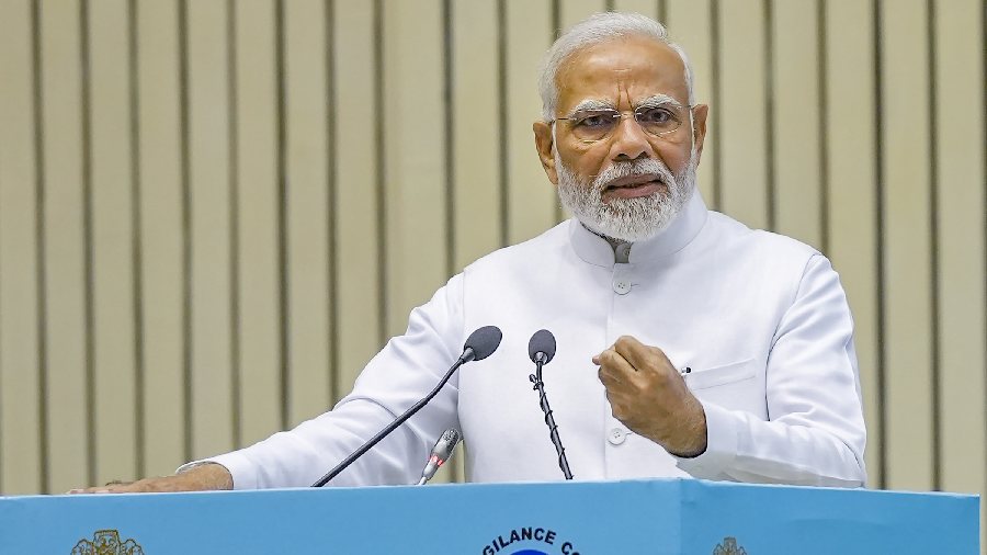 Family rule looting poor: Modi