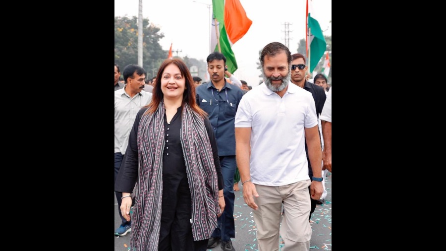  Rahul Gandhi with Bollywood actor and filmmaker Pooja Bhatt in Hyderabad
