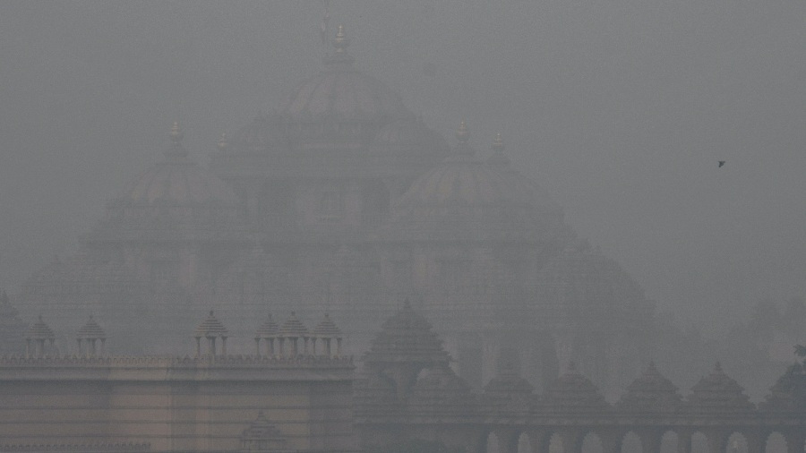  Akshardham Temple shrouded in a thick layer of smog