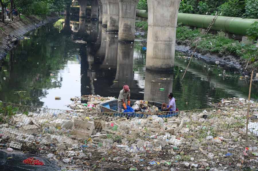 In its bid to curb dengue cases, civic workers are seen cleaning up a portion of Adi Ganga on Friday. Adi Ganga, also known as the Tolly’s nullah was once the life-line of Kolkata now has been transformed into a mere sewer which has been slaughtered with the changing politico-economic interests of the state. Adi Ganga traverses through Rajpur, Sonarpur, Baruipur towards the Bay of Bengal. While the stretch within the city is extremely polluted, parts of the river in the southern fringe have been encroached, reducing the nullah into small water bodies. Meanwhile, according to an official release through news agencies on October 27, the southern part of Kolkata has contributed 86 per cent of the total number of dengue cases reported from the metropolis in the last one week, as per official data. Data released by the West Bengal Health Department showed that out of the 596 dengue cases reported from the entire metropolitan area in the past seven days, south Kolkata accounted for 512. A Kolkata Municipal Corporation (KMC) official said two boroughs covering the areas of Kasba, Jadavpur and Tollygunge in the south have logged the most number of dengue infections this year. Kolkata has seen over 3,500 dengue cases till the last week of October, and almost half of those were reported in the last two weeks, the official said.