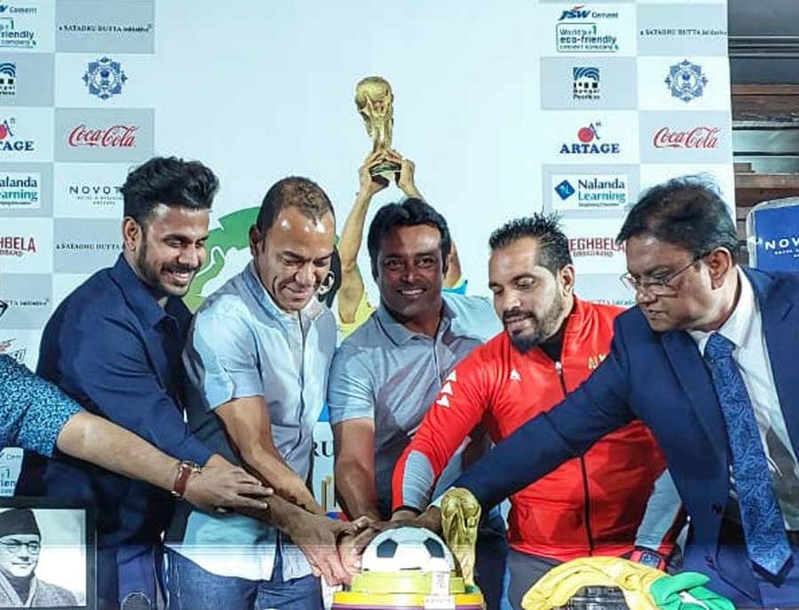 Legendary Brazilian footballer, Cafu, is in Kolkata to inaugurate the Kolkata Police Friendship Cup at the Mohammedan Sporting Grounds beginning on Saturday. He was joined by Manoj Tiwari, sports minister, West Bengal; iconic tennis player, Leander Paes; Alvito D’Cunha, Indian footballer and Ketan Sengupta, CEO, Bengal Peerless Housing Development company, at the caking cutting ceremony at Novotel on Friday. The match is being organized as a part of the 125th birth anniversary celebration of Netaji Subhas Chandra Bose.