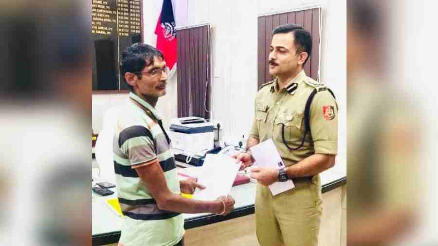 Taxi driver Rambrich Ray being felicitated by Gaurav Sharma, commissioner of the Bidhannagar police