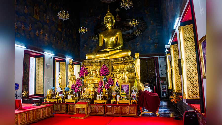 The Buddha statue inside the assembly hall