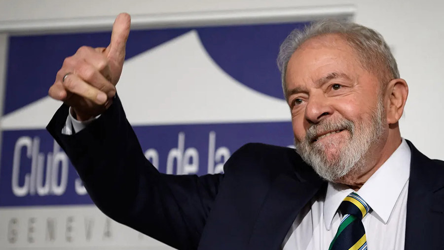 Lula’s escape route from the present situation is to pose with as many Brazil football jerseys as possible before the World Cup