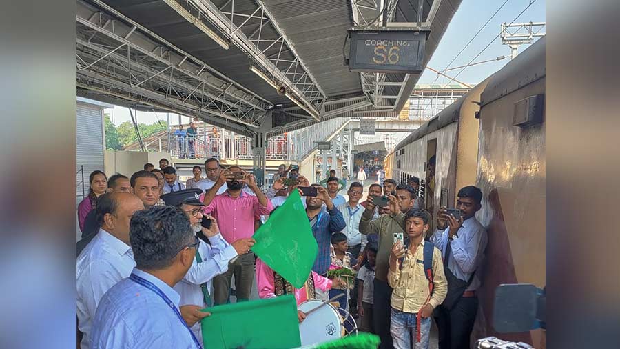 Jyotirling Tourist Train was flagged off from Kolkata station on Sunday November 6 morning. It will return after a 12-day tour on November 17