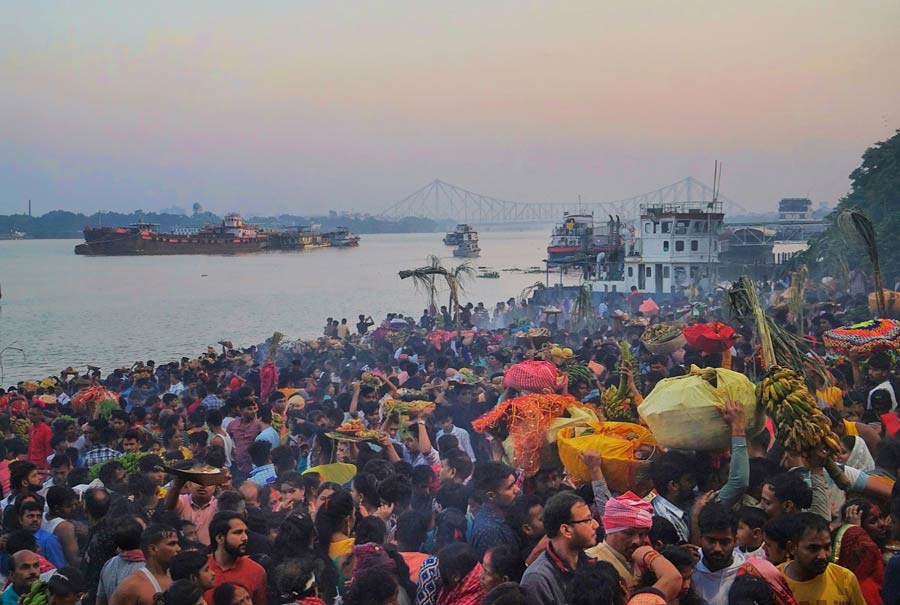Thousands of devotees gathered at Babughat early on Monday, October 31, to carry out Chhath puja rituals