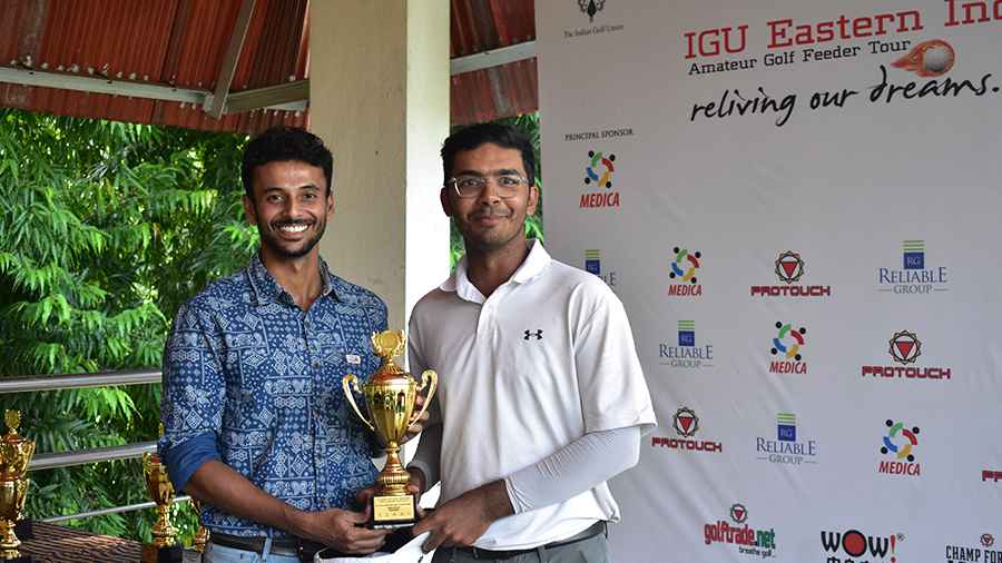 Verma (right) collects his trophy from Sreyon Chatterjee, Vice Captain, Golf, Tollygunge Club