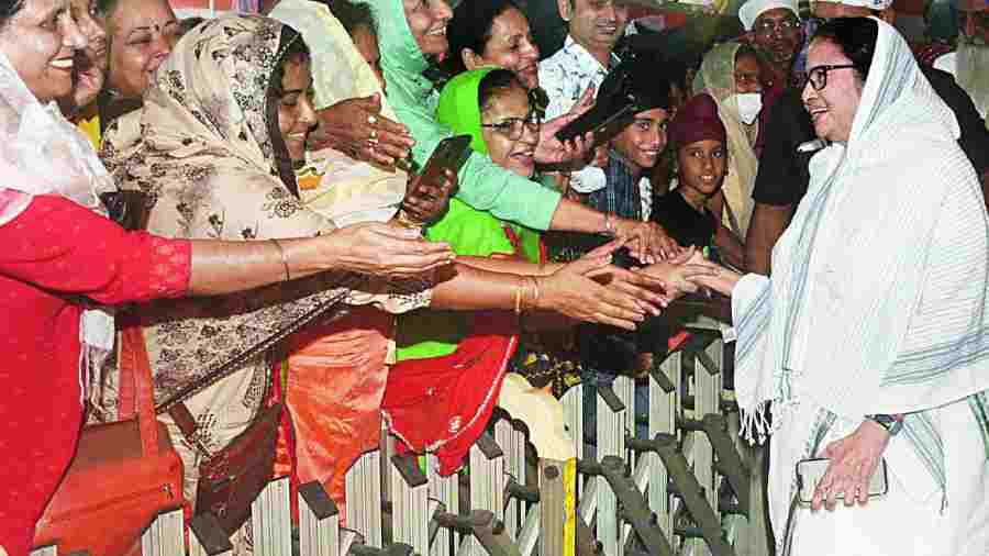 Mamata Banerjee greets people in Calcutta on Monday ahead of Guru Nanak Jayanti